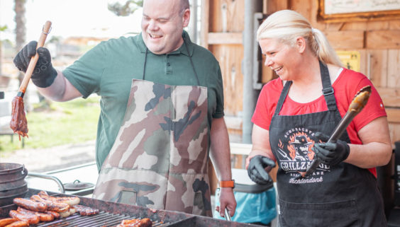 Gruppenevents Grill: Das Dümpenhofteam steht lachend am Grill und grillt